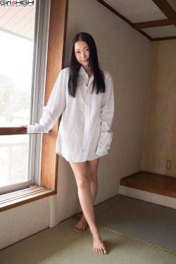 美女把衣服脱得一丝不剩